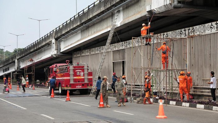 Sebanyak 100 personel gabungan melakukan penataan ulang kolong Flyover Pasar Rebo, Jakarta Timur. Penataan ini bertujuan menjadikan area tersebut lebih rapi sehingga dapat dimanfaatkan sebagai ruang publik yang nyaman dan produktif bagi masyarakat.