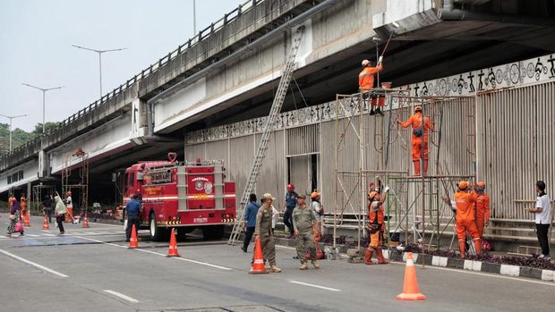 Sebanyak 100 personel gabungan melakukan penataan ulang kolong Flyover Pasar Rebo, Jakarta Timur. Penataan ini bertujuan menjadikan area tersebut lebih rapi sehingga dapat dimanfaatkan sebagai ruang publik yang nyaman dan produktif bagi masyarakat.
