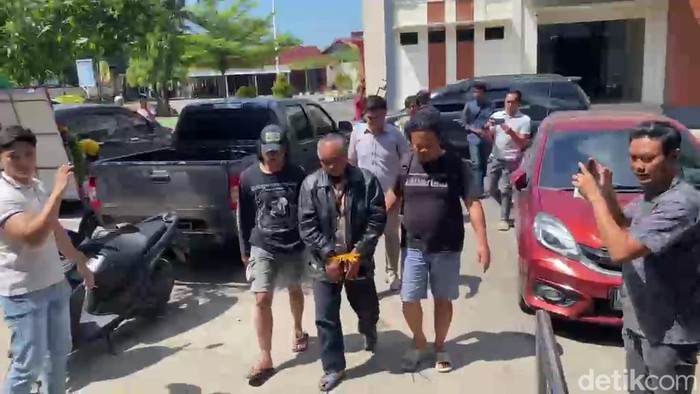 Penampakan tersangka AS saat tiba di Polresta Pati, Kamis (7/5/2026).