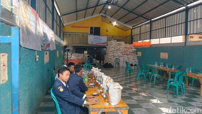 Penyaluran bantuan pangan di Desa Karanganyar, Kecamatan Kandanghaur, Kabupaten Indramayu