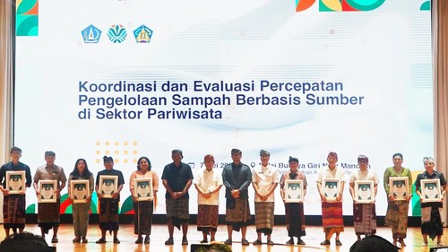 Penyerahan penghargaan kontribusi penanganan sampah dalam kegiatan Koordinasi dan Evaluasi Percepatan Pengelolaan Sampah Berbasis Sumber di Sektor Pariwisata di Balai Budaya Giri Nata Mandala, Puspem Badung, Kamis (7/5/2026). (Dok. BPD Bali)