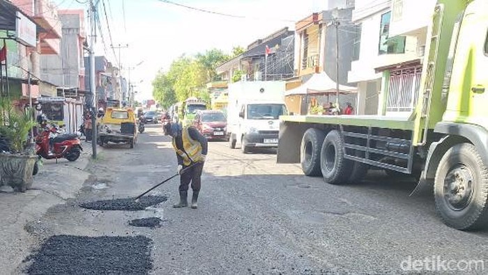 Perbaikan jalan berlubang di Parepare