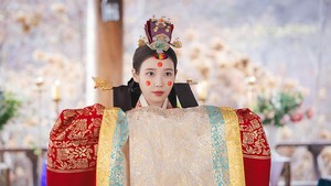 Penampilan IU sebagai Hui Ju dengan riasan pernikahan ala Kerajaan Korea Selatan masa kini. (Foto: dok. MBC)