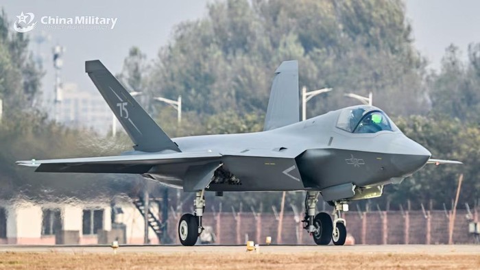 Pesawat J-35