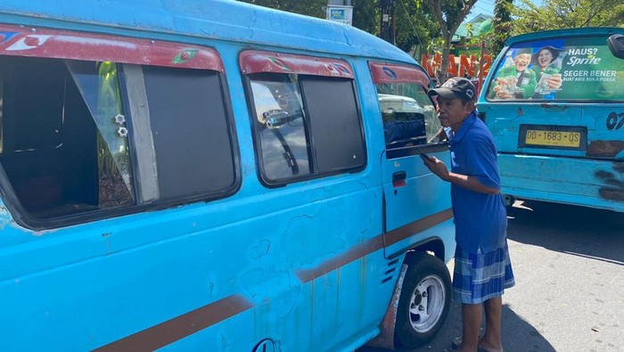 Pete-pete menunggu penumpang di Jalan AP Pettarani Makassar.