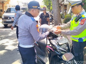 Parkir Liar di Jalanan Ubud, Puluhan Kendaraan Dipasangi Stiker