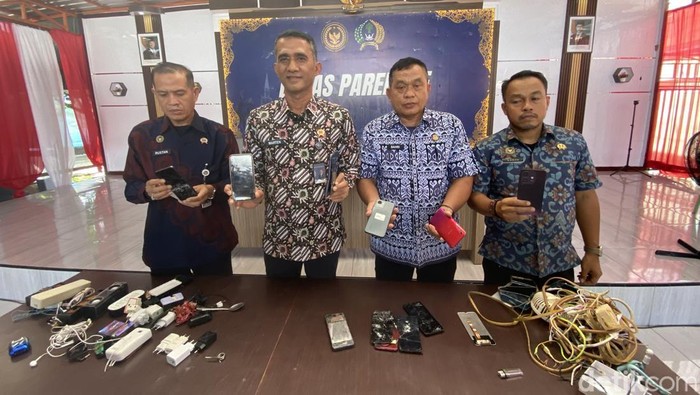 Petugas Lapas Parepare temukan 9 ponsel di kamar napi saat sidak.