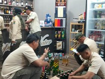 Satpol PP Sita 97 Botol Minol di Toko Happiness Water Malang