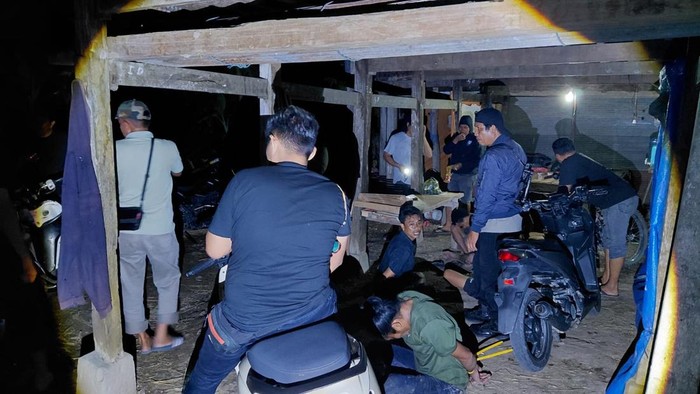 Polisi menangkap 7 terduga pelaku pencurian di Pinrang saat pesta sabu.