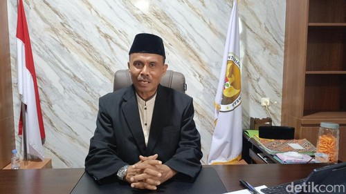 Plt Kakanwil Haji dan Umrah Provinsi NTT, Hasan Manuk. (Foto: Simon Selly/detikBali)