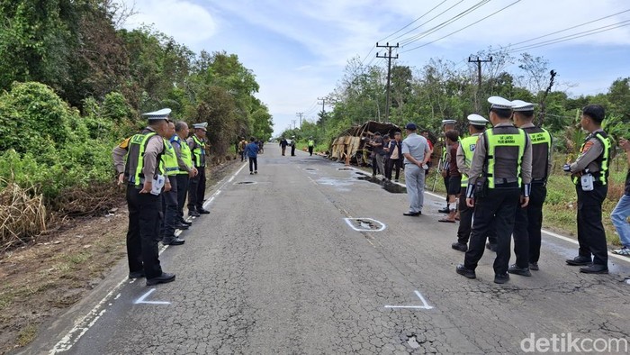 Polisi melakukan olah TKP Bus ALS terbakar usai tabrakan dengan truk tangki