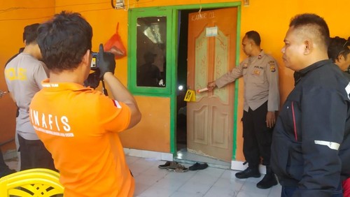 Polisi melakukan olah TKP penemuan mayat Mahmud (50) dalam kamar kos di Kelurahan Sadia, Kecamatan Mpunda, Kota Bima, NTB, pada Kamis (7/5/2026) pag. (Dok. Polres Bima Kota)