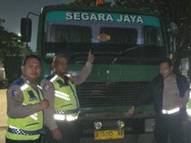 Bisa-bisanya Truk Trailer Lawan Arah di Cilincing, Sopir Langsung Ditilang