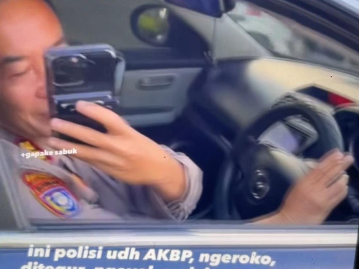 Potongan video viral polisi Polda Kalsel berpangkat AKBP merokok sambil mengemudi. (dok Istimewa)