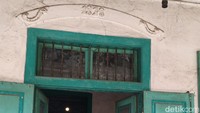 Rumah tersebut memiliki penanda tahun 1818 yang masih terlihat jelas pada bagian bangunan. Rumah kuno itu berada di Dusun Kauman, Desa Kedungcangkring, Kecamatan Jabon, Kabupaten Sidoarjo, Jawa Timur.