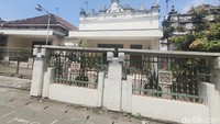 Penghuni rumah-rumah tua itu kini merupakan generasi ketiga hingga keempat. Salah satu rumah tertua yang dibangun pada 1818 bahkan kini hanya ditempati satu orang keturunan generasi keempat.