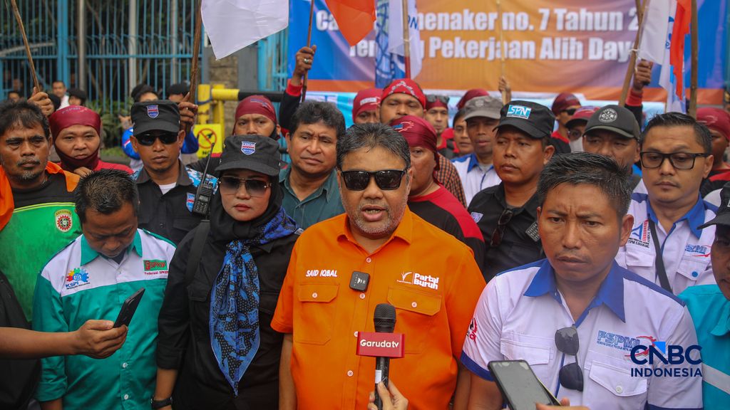 Presiden KPSI, Said Iqbal menyampaikan keterangan saat unjuk rasa di depan kantor Kementerian Ketenagakerjaan RI, Jakarta, Kamis (7/5/2026). (CNBC Indonesia/Faisal Rahman)