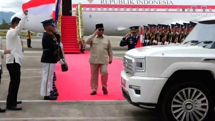 Presiden Prabowo menggunakan mobil Maung Garuda saat kunjungan ke Filipina. (Instagram/Sekretariat Kabinet)