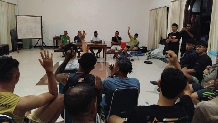 Para pemain PSBS Biak menggelar pertemuan dengan manajer tim, staf ofisial, dan pelatih pada hari Selasa (5/5/2026) malam. 