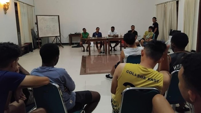 Para pemain PSBS Biak menggelar pertemuan dengan manajer tim, staf ofisial, dan pelatih pada hari Selasa (5/5/2026) malam. Dalam pertemuan itu, para pemain menyatakan enggan tampil melawan Dewa United FC pada laga hari Jumat (8/5) jika hak mereka belum dibayarkan.