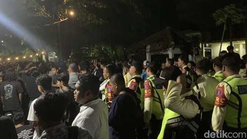 Puluhan Satpam membubarkan kegiatan nobar film dokumenter Pesta Babi di lingkungan kampus Unram, NTB, Kamis (7/5/2026). (Foto: M Zahiruddin/detikBali)