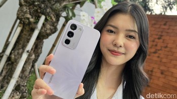 Realme C100 menjadi model tertinggi di seri ini. Ponsel tersebut dibekali 8.000mAh Titan Battery yang bahkan diklaim meraih peringkat Global No.1 Long-Lasting Battery dalam AnTuTu All-Day Heavy Usage Ranking. Realme juga menyematkan teknologi 7-Year Battery Health yang diklaim mampu menjaga kesehatan baterai tetap di atas 80% setelah tujuh tahun penggunaan. Foto: Adi FR/detikINET