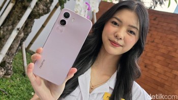 Sementara itu, Realme C100i mengusung baterai 7.000mAh yang dilengkapi kemampuan reverse charging, sertifikasi military-grade durability, serta IP64.Realme menyebut perangkat ini cocok untuk pengguna yang membutuhkan smartphone tahan lama dengan harga lebih terjangkau Foto: Adi FR/detikINET
