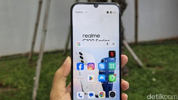 Realme C100x membawa layar IPS LCD 6.8 inch resolusi 1.570 x 720 pixel dengan refresh rate 120 Hz. Dapur pacunya disokong Unisoc T7250 dengan kamera utama 50 MP di bagian belakang. Foto: Adi FR/detikINET
