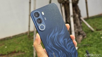 Realme juga membekali perangkat ini dengan military-grade shock resistance, ArmorShell Protection, serta sertifikasi IP64 untuk perlindungan dari debu dan cipratan air. Pengalaman visual tetap mulus berkat refresh rate 120Hz dan dukungan Flux Engine untuk multitasking yang lebih lancar. Foto: Adi FR/detikINET