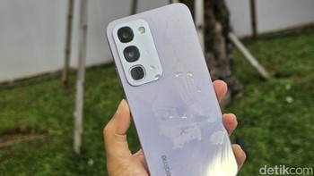 Tak hanya unggul di baterai, Realme C100 membawa ketahanan ekstrem lewat sertifikasi IP69 Pro Water Resistance, ArmorShell Protection, dan ketahanan jatuh hingga 2 meter dengan standar militer. Smartphone ini juga memiliki fitur Bypass Charging, Reverse Charging, hingga AI Power Saving untuk efisiensi daya. Foto: Adi FR/detikINET