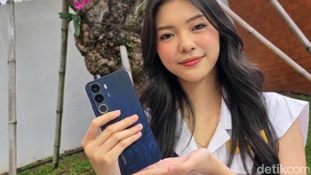 Realme C100x hadir sebagai opsi dengan harga lebih murah namun tetap membawa baterai 8.000mAh dengan pengisian 45W. Ponsel ini ditujukan bagi pengguna yang membutuhkan smartphone tahan lama untuk aktivitas harian seperti streaming, gaming, dan komunikasi intensif. Foto: Adi FR/detikINET