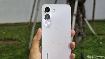 Realme C100i hadir dalam pilihan warna Dawn Purple dan Dusk Gray dengan desain minimalis namun tetap stylish. Foto: Adi FR/detikINET