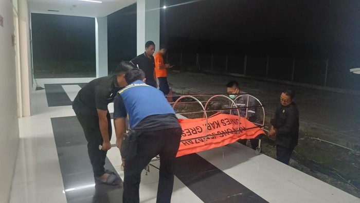 Santri ponpes di Gresik diduga bunuh diri dievakuasi petugas.