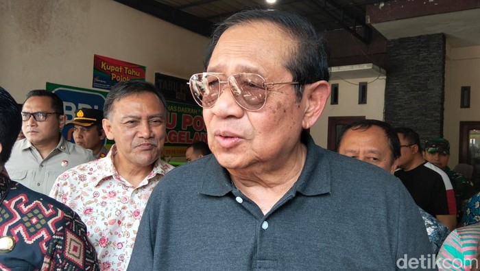 Presiden ke-6 Susilo Bambang Yudhoyono (SBY) saat berada di Tahu Pojok Magelang, Kamis (7/5/2026).