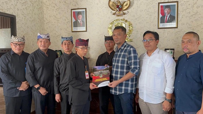 Sekda Banyuwangi Priambodo menyerahkan draft Raperda Trantibum Linmas kepada Ketua DPRD Kabupaten Banyuwangi di gedung DPRD Banyuwangi.