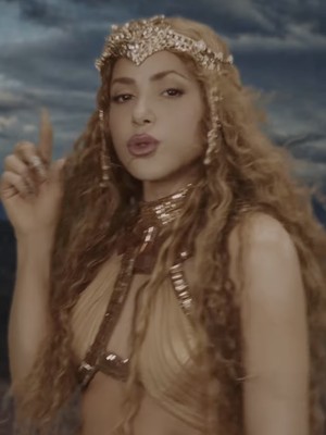 Shakira Pakai Tiara Karya Rinaldy Yunardi di Video Music Choka Choka