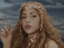 Shakira Pakai Tiara Karya Rinaldy Yunardi di Video Music Choka Choka