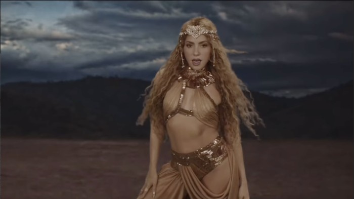 Shakira pakai tiara karya Rinaldy Yunardi di video klip terbaru.