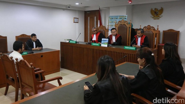 Direktur Utama PT Terra Drone Indonesia, Michael Wishnu Wardhana kembali duduk di kursi terdakwa dalam sidang lanjutan kasus kebakaran kantor Terra Drone yang menewaskan 22 orang, di Pengadilan Negeri (PN) Jakarta Pusat, Kamis (7/5/2026). Agenda sidang merupakan pembacaan tuntutan jaksa namun ditunda karena tim jaksa menyatakan belum selesai menyelesaikan berkas tuntutan. Sidang ditunda pekan depan.