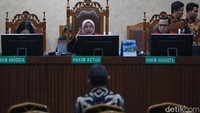 Majelis hakim menegur eks Pelaksana Tugas (Plt) Dirjen Binwasnaker dan K3 Kementerian Ketenagakerjaan (Kemenaker), Fahrurozi, saat menjalani sidang kasus dugaan pemerasan pengurusan sertifikasi Keselamatan dan Kesehatan Kerja (K3).