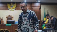 Teguran itu disampaikan hakim karena Fahrurozi dinilai terus menghindar dan berulang kali mengaku tidak mengetahui praktik yang terjadi di lingkungan kerjanya. Dalam persidangan, hakim bahkan meminta Fahrurozi agar tidak menutupi fakta dengan jawaban “tidak tahu”.
