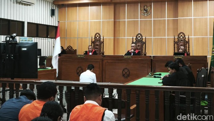 Sidang putusan terhadap tiga terdakwa kasus bom molotov demo Samarinda Agustus lalu, digelar di PN Samarinda, Kaltim, Kamis (7/5/2026).