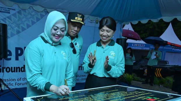 Penandatanganan prasasti pembangunan Tugu UCLG ASPAC oleh Wali Kota Kendari Siska Karina Imran.