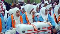 Jamaah calon haji menunggu pemberangkatan menuju Bandara Domine Eduard Osok (DEO), Kota Sorong, Papua Barat Daya, Kamis (7/5/2026). Petugas memberangkatkan 296 jamaah calon haji asal Papua Barat Daya menuju Embarkasi Makassar sebelum melanjutkan perjalanan ke Arab Saudi pada Sabtu (9/5). ANTARA FOTO/Olha Mulalinda  
