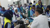 Petugas memeriksa kesehatan jamaah calon haji Maluku usai pelepasan di Asrama Haji Waiheru, Kota Ambon, Maluku, Kamis (7/5/2026). Sebanyak 587 jamaah calon haji asal Maluku yang tergabung dalam Kloter 24 dan 26 akan diberangkatkan ke Arab Saudi melalui Bandara Sultan Hasanuddin, Makassar, pada Jumat (8/5). ANTARA FOTO/Alfian Sanusi  