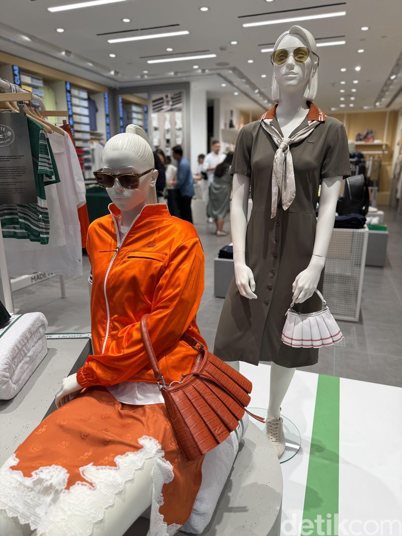 Tas Lenglen Lacoste Tas Lenglen Lacoste di Toko Lacoste yang Baru Dibuka di Plaza Indonesia pada Mei 2026 setelah melalui renovasi.