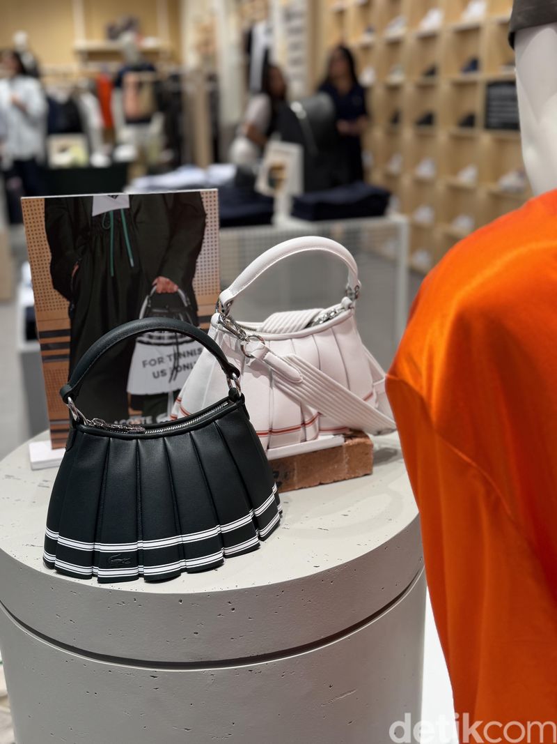 Tas Lenglen Lacoste Tas Lenglen Lacoste di Toko Lacoste yang Baru Dibuka di Plaza Indonesia pada Mei 2026 setelah melalui renovasi.