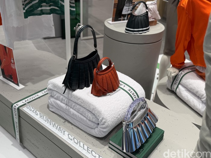 Tas Lenglen Lacoste di Toko Lacoste yang Baru Dibuka di Plaza Indonesia pada Mei 2026 setelah melalui renovasi.