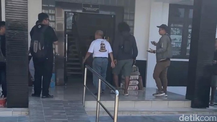 Pria berbaju putih berinsial KS diduga otak pelarian AS saat dibawa ke Polresta Pati, Kamis (7/5/2026).