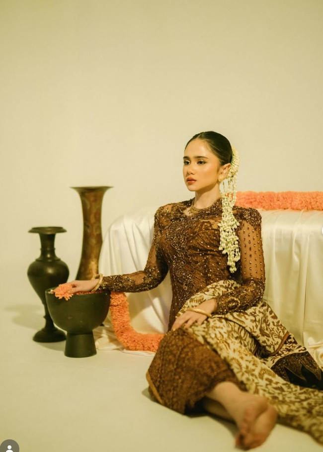 Masih dalam rangka pemotretan Hari Kartini, Tissa Biani tampil anggun dan memukau kenakan kebaya coklat tua dari Svarna By IKAT Indonesia. Foto: Instagram/@tissabiani